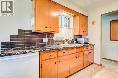 18 Queenston Crescent Kitchener ON N2B 2V5