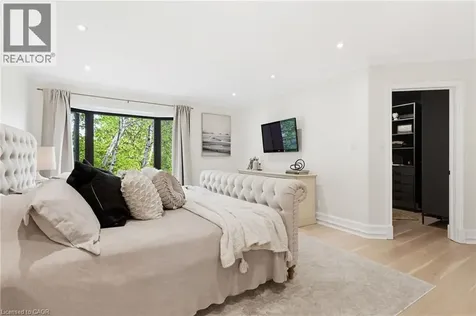 28 Undercliffe Avenue Hamilton ON L8P 3H1
