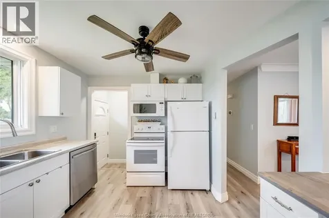 1038 Dot Avenue Windsor ON N9C 3H8