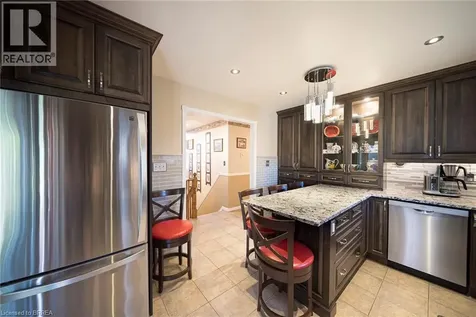 25 Maplecrest Lane Brantford ON N3R 7T9