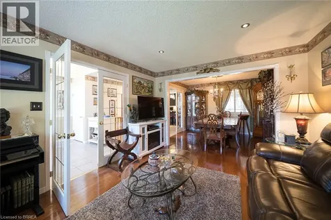 25 Maplecrest Lane Brantford ON N3R 7T9