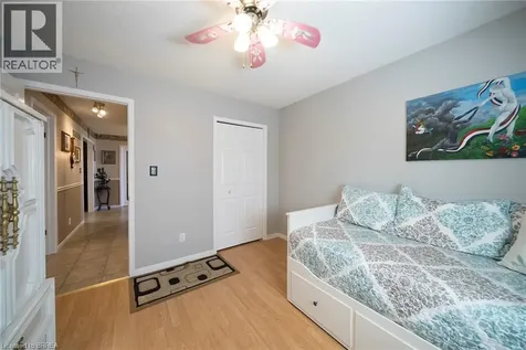 25 Maplecrest Lane Brantford ON N3R 7T9