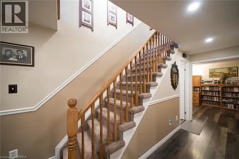 25 Maplecrest Lane Brantford ON N3R 7T9