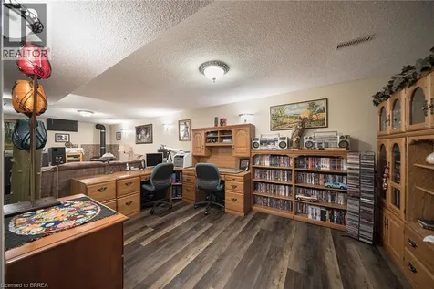 25 Maplecrest Lane Brantford ON N3R 7T9