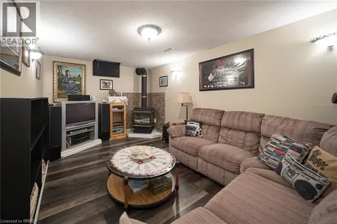 25 Maplecrest Lane Brantford ON N3R 7T9
