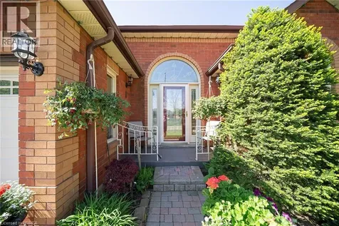 25 Maplecrest Lane Brantford ON N3R 7T9