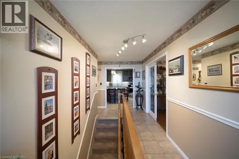25 Maplecrest Lane Brantford ON N3R 7T9