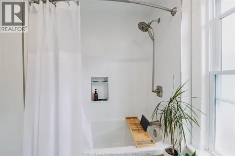 235 Oak Avenue Windsor ON N9A 5E5