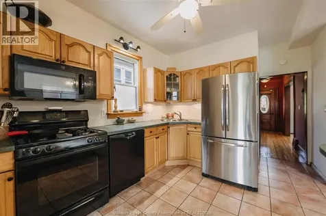 235 Oak Avenue Windsor ON N9A 5E5