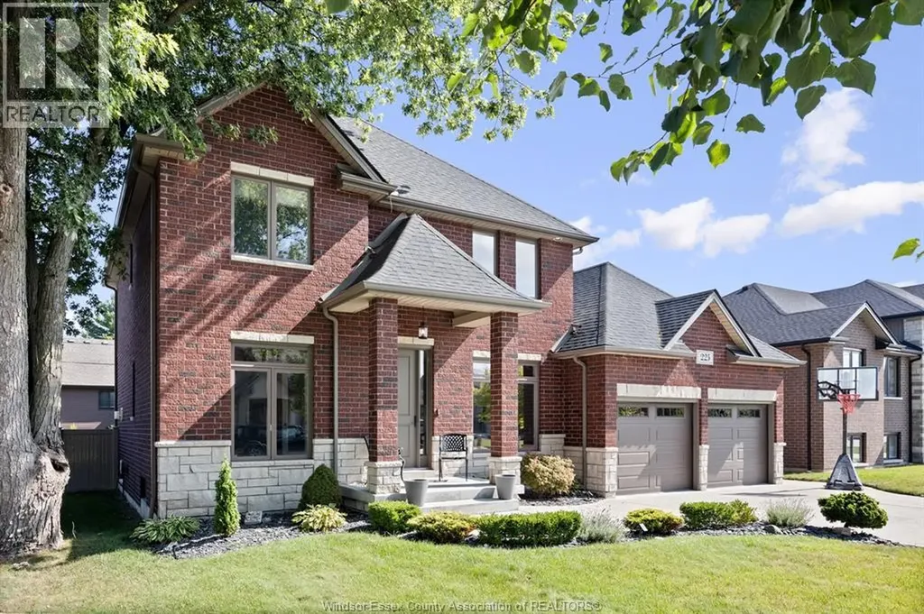 225 Elsworth Lasalle ON N9J 0C6