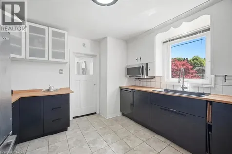 94 Clarendon Avenue Hamilton ON L9A 3A3