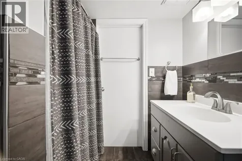 94 Clarendon Avenue Hamilton ON L9A 3A3