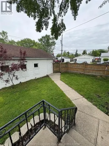 3203 Byng Windsor ON N8W 3A1