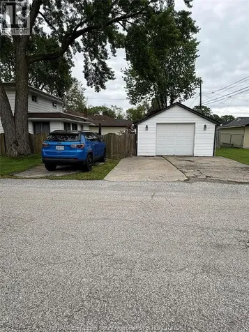 3203 Byng Windsor ON N8W 3A1