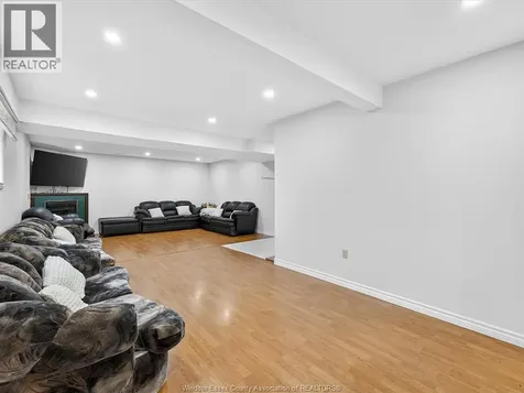 3859 Clara Avenue Windsor ON N9E 4X6