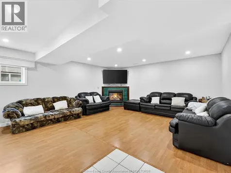 3859 Clara Avenue Windsor ON N9E 4X6