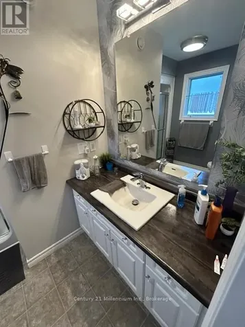 8 Kentucky Avenue Wasaga Beach ON L9Z 3A8
