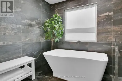 164 Geoffrey Street Ottawa ON K1Z 7A8