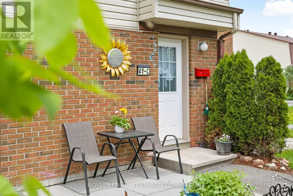 41C Forester Crescent Ottawa ON K2H 8Y3