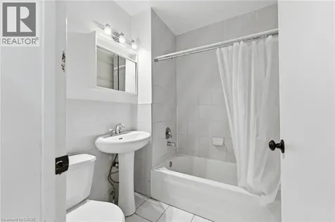 31 Spadina Avenue Hamilton ON L8M 2W8