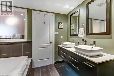 1084 Queen Street West Mississauga ON L5H 4K4