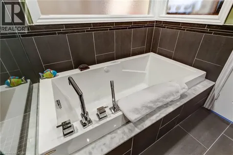 1084 Queen Street West Mississauga ON L5H 4K4
