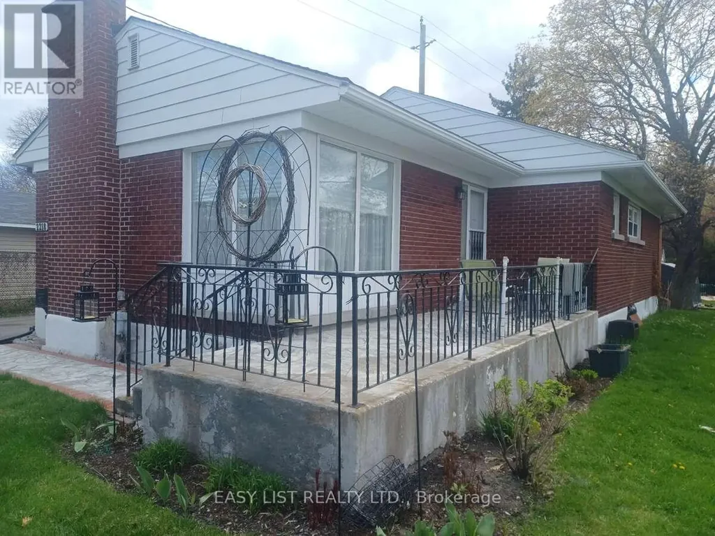 2218 Iris Street Ottawa ON K2C 1B8