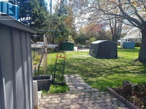 2218 Iris Street Ottawa ON K2C 1B8
