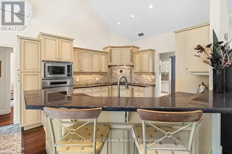 38 Copeland Creek Drive Tiny ON L9M 0M3