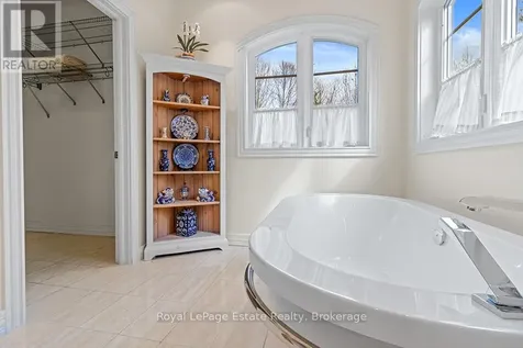 38 Copeland Creek Drive Tiny ON L9M 0M3