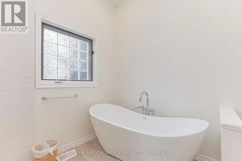 137 Pioneer Lane Blue Mountains ON L9Y 0M7
