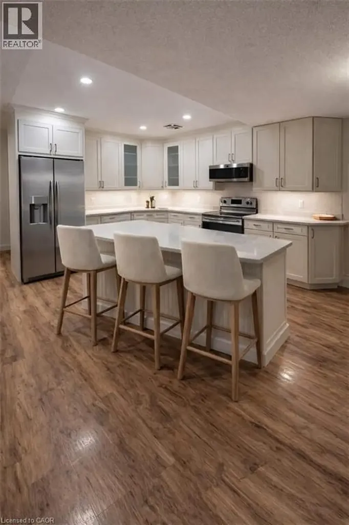 15 Elizabeth Street Mississauga ON L5G 2Z3