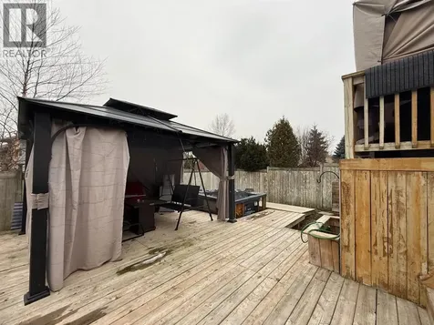 4015 Applewood Drive Petrolia ON N0N 1R0