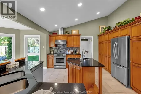 27 Cramar Crescent Chatham ON N7M 6G3