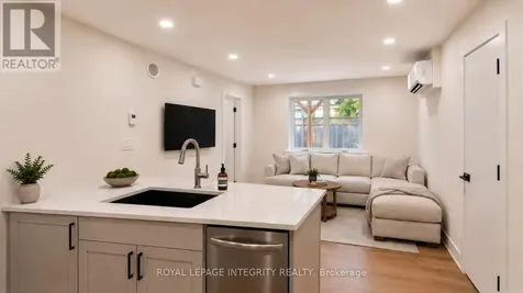 372 Berkley Avenue Ottawa ON K2A 2G7
