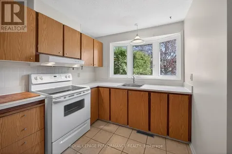402 Duval Lane Ottawa ON K1E 2K2