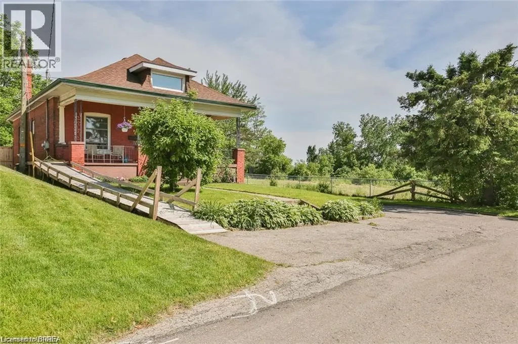 5 Cloverdale Avenue Brantford ON N3R 3X7