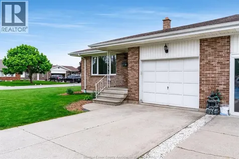 11 Elizabeth Crescent Leamington ON N8H 4P7