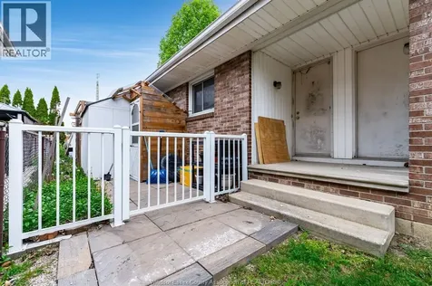 11 Elizabeth Crescent Leamington ON N8H 4P7