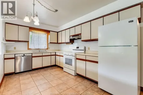 11 Elizabeth Crescent Leamington ON N8H 4P7