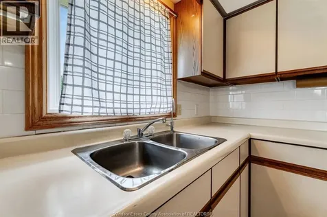 11 Elizabeth Crescent Leamington ON N8H 4P7