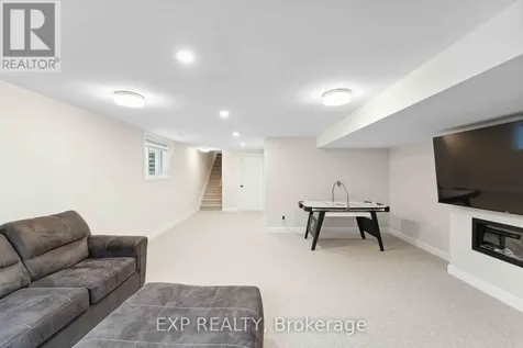 934 Clarkia Street Ottawa ON K1T 0Y1