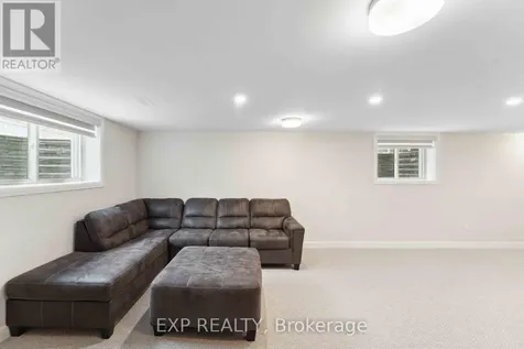 934 Clarkia Street Ottawa ON K1T 0Y1