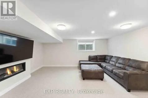 934 Clarkia Street Ottawa ON K1T 0Y1