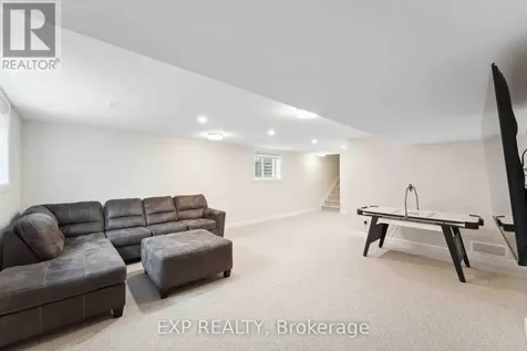 934 Clarkia Street Ottawa ON K1T 0Y1