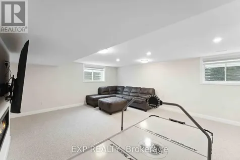 934 Clarkia Street Ottawa ON K1T 0Y1