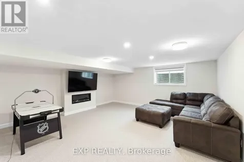 934 Clarkia Street Ottawa ON K1T 0Y1