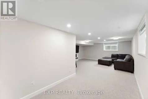 934 Clarkia Street Ottawa ON K1T 0Y1