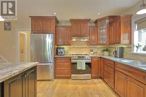 6436 Robert Avenue Lambton Shores ON N0N 1J2