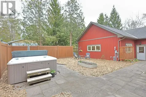 6436 Robert Avenue Lambton Shores ON N0N 1J2